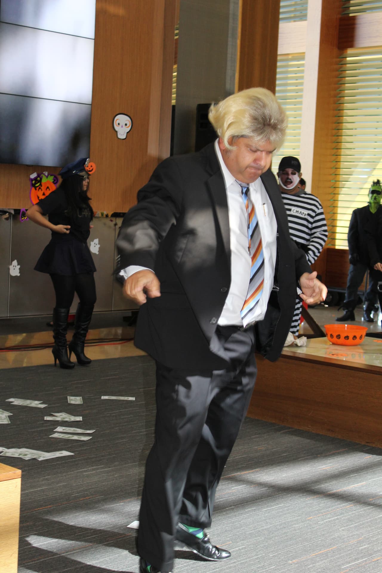 El equipo de Univision Los Angeles festejó Halloween a lo máximo y la gran fiesta contó con la presencia de personajes de la talla de Pitbull, Paquita la del Barrio, Donald Trump y hasta El Chapo.