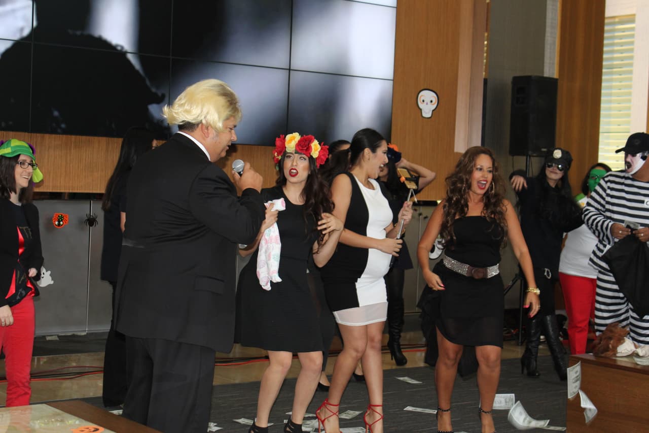 El equipo de Univision Los Angeles festejó Halloween a lo máximo y la gran fiesta contó con la presencia de personajes de la talla de Pitbull, Paquita la del Barrio, Donald Trump y hasta El Chapo.