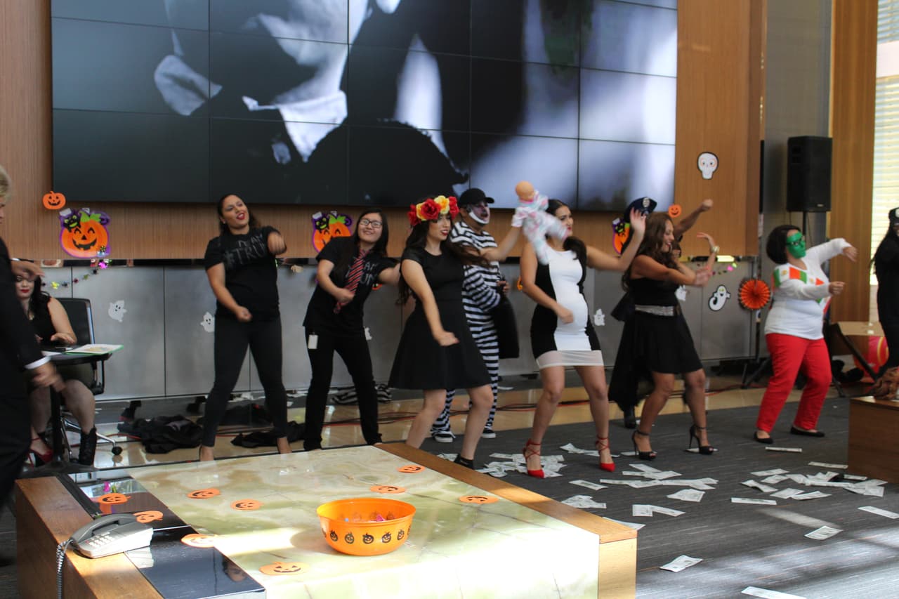 El equipo de Univision Los Angeles festejó Halloween a lo máximo y la gran fiesta contó con la presencia de personajes de la talla de Pitbull, Paquita la del Barrio, Donald Trump y hasta El Chapo.