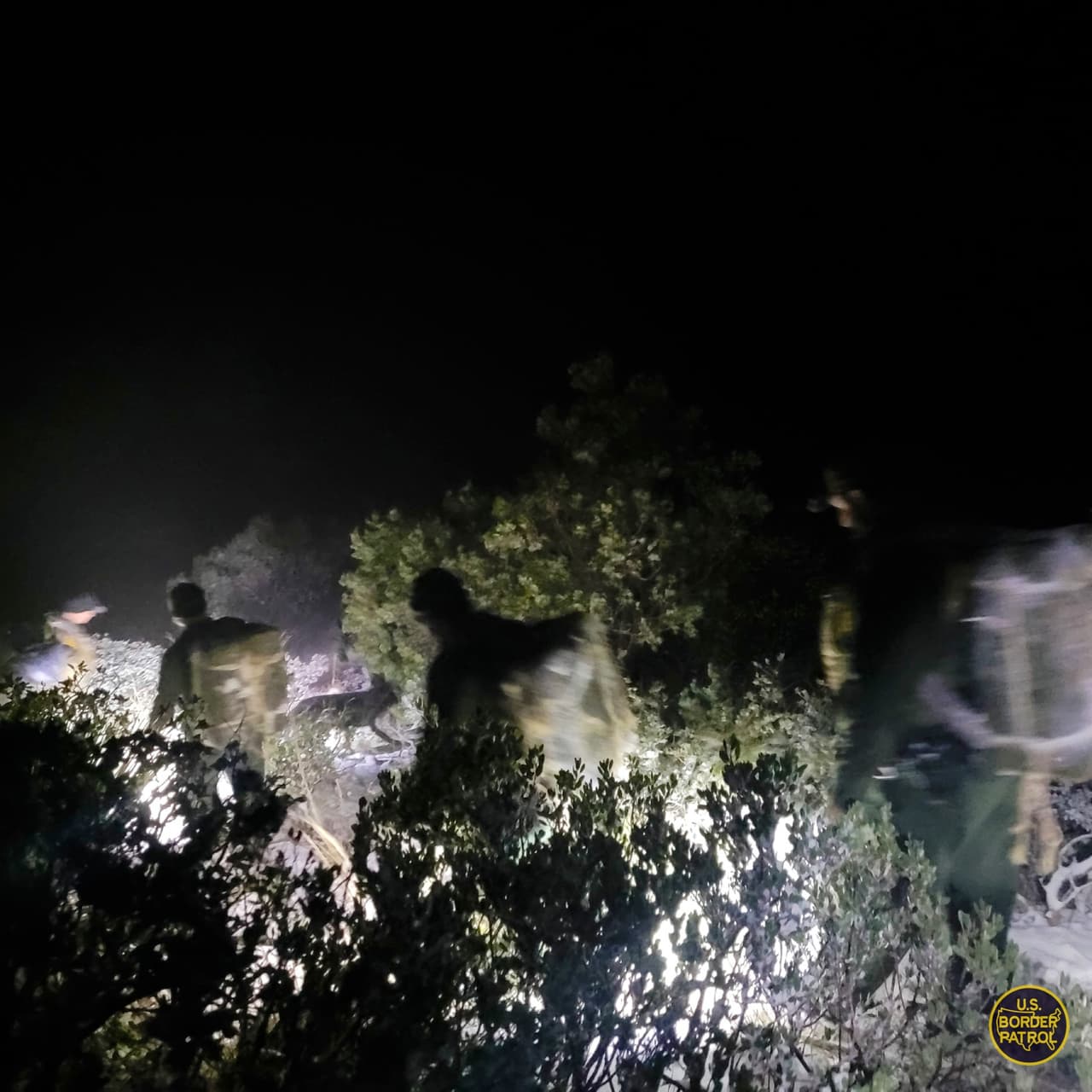 Raúl Ortiz, jefe de la Patrulla Fronteriza, compartió imágenes de un hallazgo en el puerto de entrada de Nogales, cuando rastreaban a un grupo en un área remota.