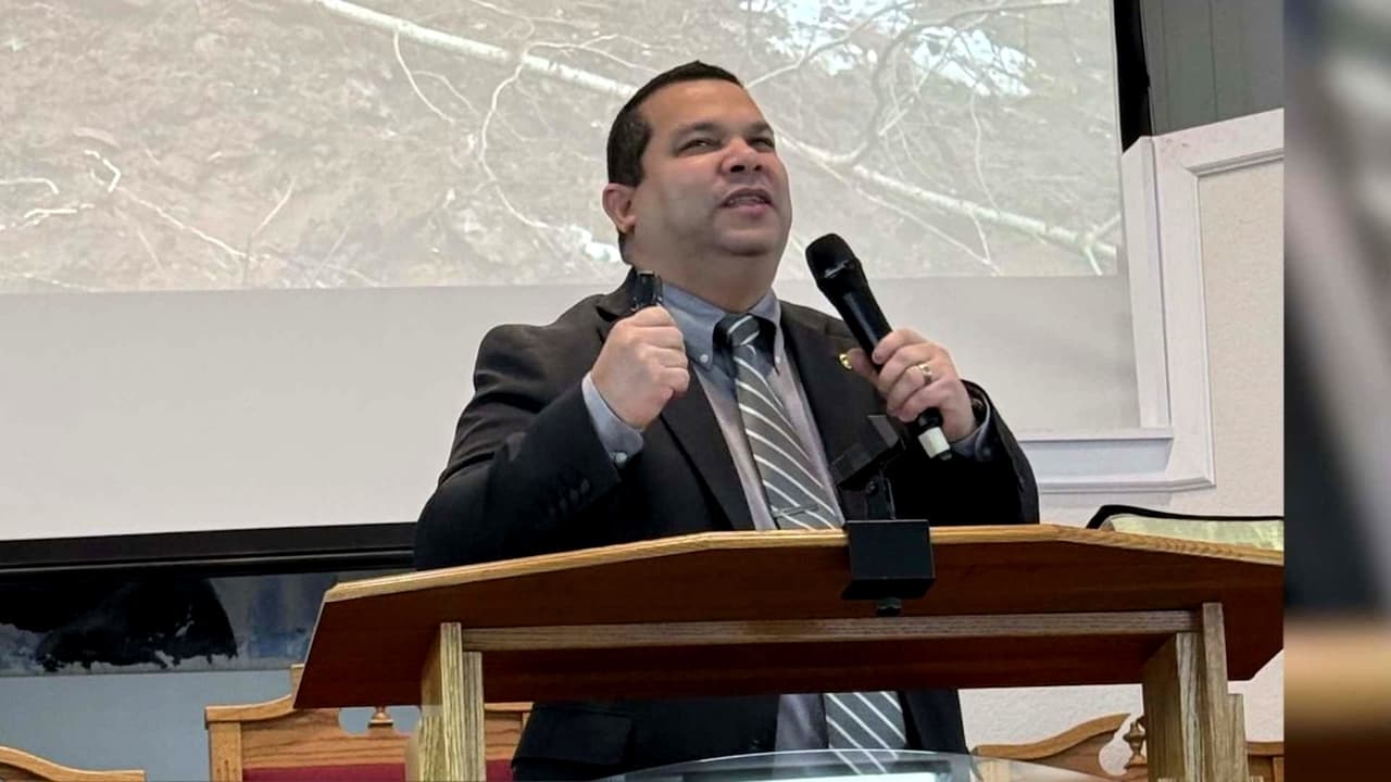 Liberan a pastor venezolano bajo fianza tras ser detenido por ICE en el Aeropuerto Bush