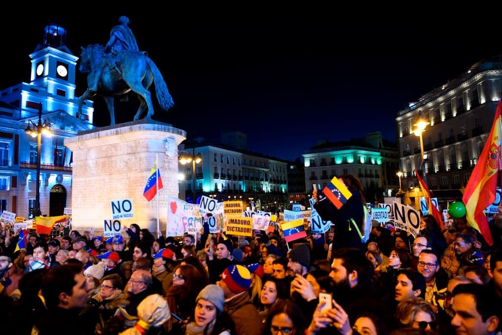 La gente se manifestó en Madrid para respaldar a Guaidó y que se realicen elecciones anticipadas. En las próximas horas vence el plazo que el gobierno de Pedro Sánchez dio a Maduro para que convoque elecciones. Foto por Gabriel Bouys / AFP.