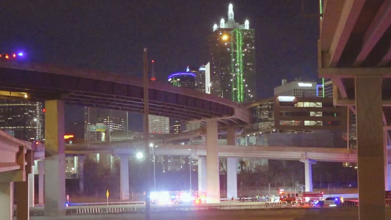 La policía de Irving persiguió al vehículo hasta que
<b>perdió el control y se estrelló cerca de la I-35 y la rampa de salida de Woodall Rodgers</b>. El impacto fue tan violento que el auto se salió de la rampa, resultando en
<b>la trágica muerte de las cuatro personas que se encontraban en su interior</b>, según confirmaron las autoridades.