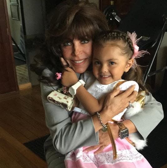 En contraste, la actriz tiene una relación muy cercana con 
<a href="https://www.univision.com/famosos/se-me-esta-muriendo-mi-familia-la-nieta-de-veronica-castro-esta-muy-afectada-por-la-muerte-de-el-loco-valdes-fotos">su nieta menor Rafaela</a>, a quien Cristian concibió con la colombiana Paola Eraso.
<br>