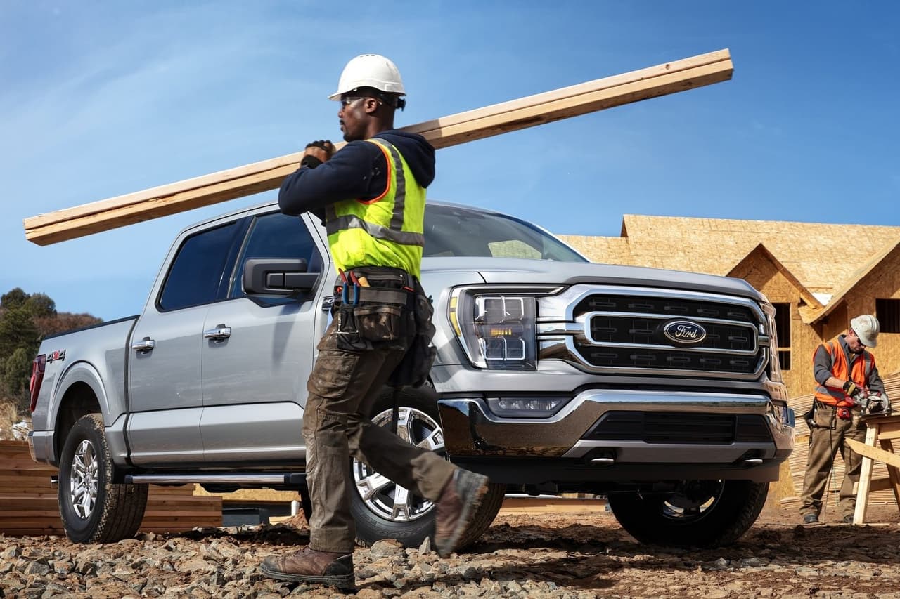 <h3 class="cms-H3-H3"><b>Pickup de tamaño completo - Ford F-150 2021</b></h3>
<br>
<br>
<b>Versión más eficiente: </b>V6 de 3.5 litros híbrida, transmisión automática de 10 velocidades, RWD
<br>
<br>
<b>Economía de combustible:</b> 25 mpg combinado (25 mpg en ciudad / 26 mpg en carretera)
<br>
<br>
<b>Precio inicial: </b>60,525 dólares
<br>
<br>
<b>Capacidad de remolque: </b>12,700 libras
<br>
<br>
<b>Capacidad de carga útil:</b> 2,120 libras