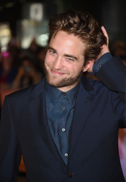 Y sí, chicas, Robert Pattinson también paseará su linda carita por la alfombra.
