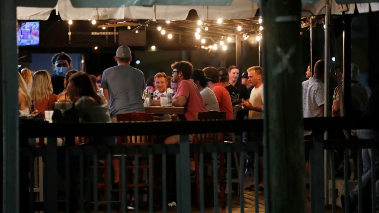 Dueños de bares en Miami-Dade celebran medida que les permite reabrir al público