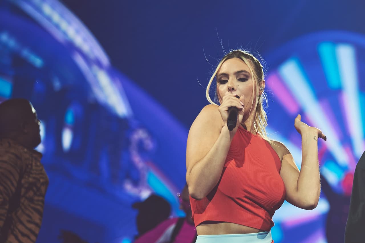 Esta pareja tendrá una actuación muy especial pues cantarán su tema 'Abajito'.