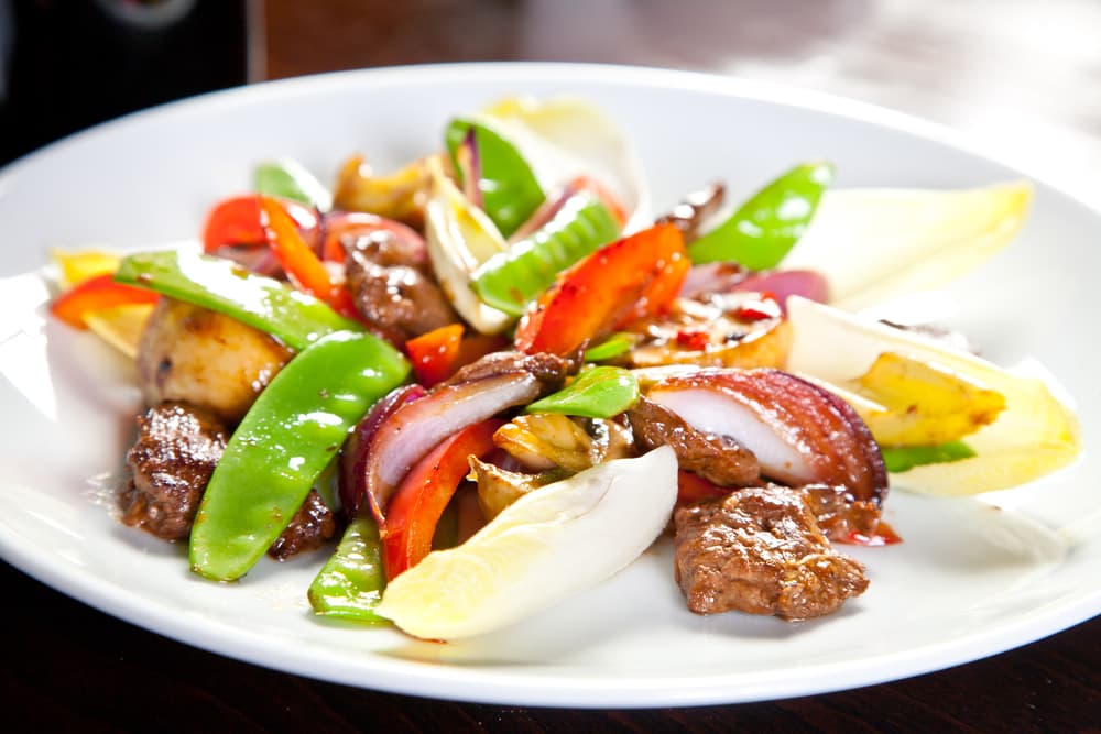 Ensalada templada al wok con queso azul y frutos secos Si sientes que le falta algo a tu platillo como una entrada esta receta te puede salvar, para la ensalada necesitas estos ingredientes: 100 gr de queso azul y hojas verdes.