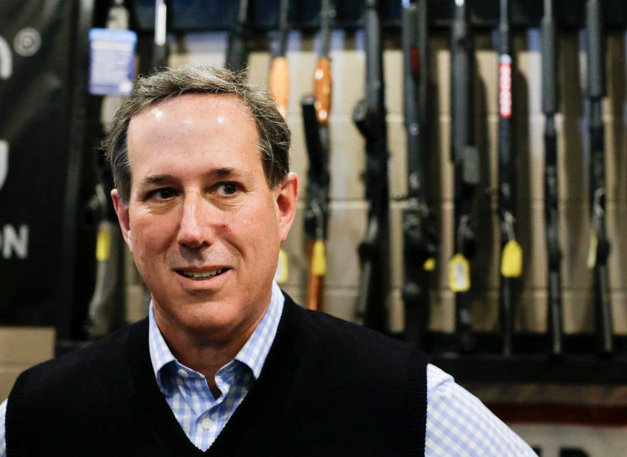 Rick Santorum durante una visita a una galería de tiro en Iowa