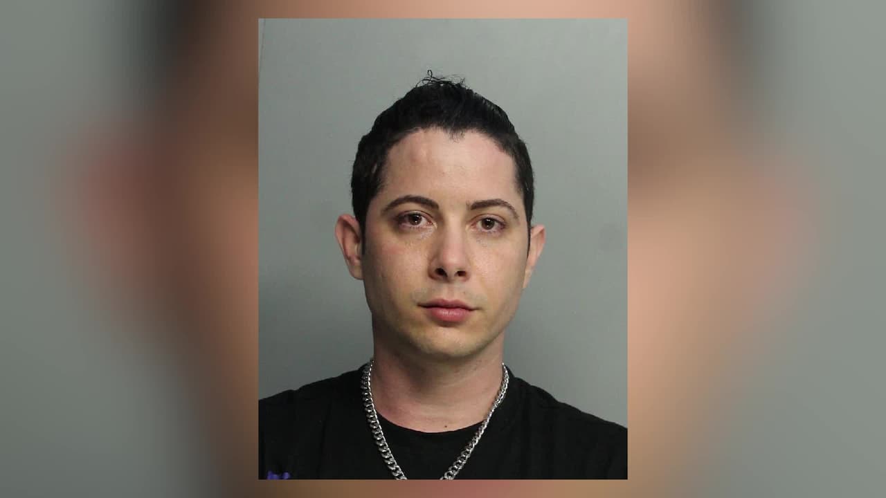 Arrestan a un hombre en el Dolphin Mall acusado de exhibir sus partes íntimas a un adolescente de 14 años