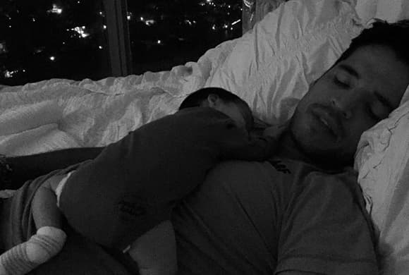 Giulieta con su papi Luis tomando la siesta ¡qué bella!