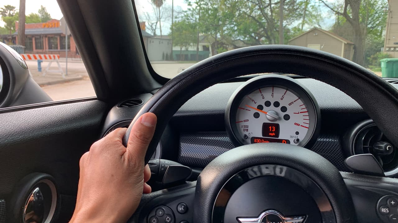 Los expertos recomiendan que para ahorrar gasolina en carretera ajustes el control de crucero cuando las condiciones lo permitan y si quieres encontrar el combustible más barato 
<b><a href="https://www.univision.com/local/houston-kxln/precio-gasolina-texas-fotos" target="_blank">da click en este enlace. </a></b>