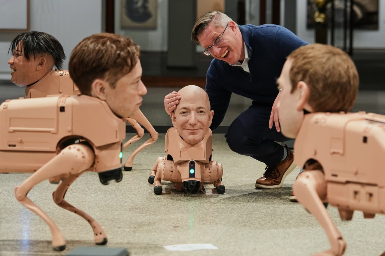 Perros robot con rostros de Elon Musk, Jeff Bezos y Picasso “deambulan” en museo de Berlín