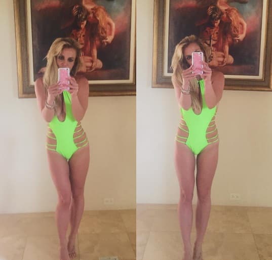 ¿Quién anda ahí? Es Britney Spears, que ahora nos sedujo con este bikinazo verde con el que exhibe de nuevo sus sensuales curvas, igual a como cuando tenía 20 tantos.