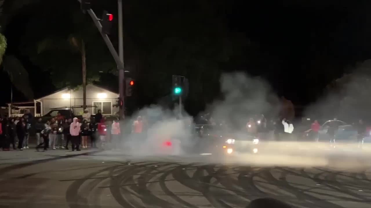 Algunos vehículos salían de una nube de humo producida por chirriar de las llantas y el escape de los vehículos.