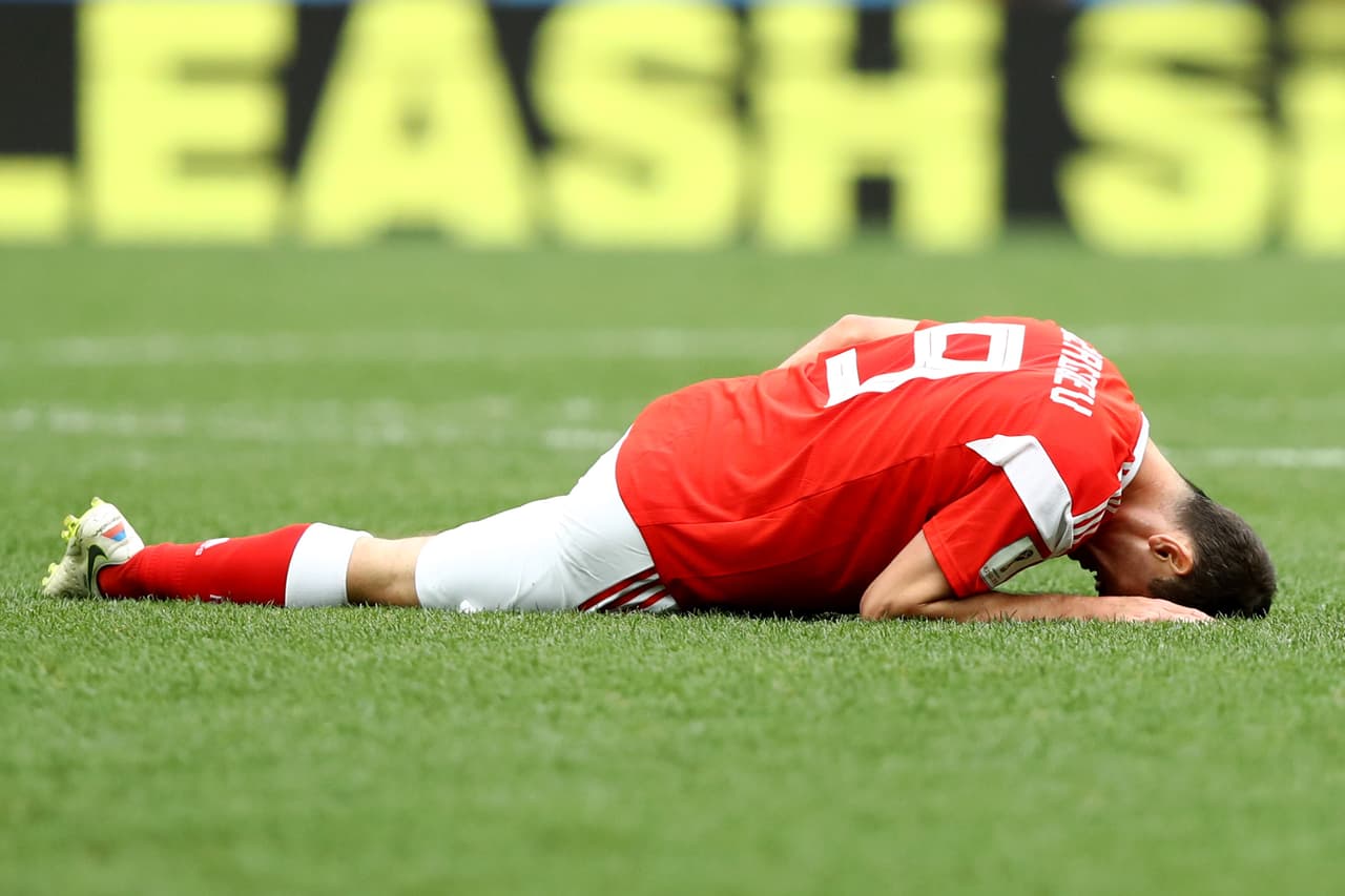 Alan Dzagoev sufrió una lesión que al minuto 24 del primer tiempo obligó a su salida por su compañero Denis Cheryshev.