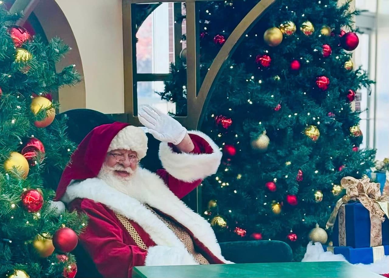 <b>Lugar</b>: Cross Creek Mall
<br>
<b>Fechas</b>: Hasta el 24 de diciembre
<br>
<b>Dirección:</b> 419 Cross Creek Mall. Fayetteville, NC
<br>
<b>Sitio web</b>: 
<a href="https://www.crosscreekmall.com/store/santas_workshop">https://www.crosscreekmall.com/store/santas_workshop</a> 
<br>
<br>Se recomienda hacer reservaciones en este centro comercial para tomarse fotos con Santa, aunque también se aceptan personas sin cita.