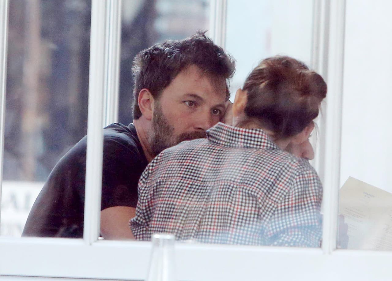 Ben y Jennifer salen a comer con sus tres chicos.