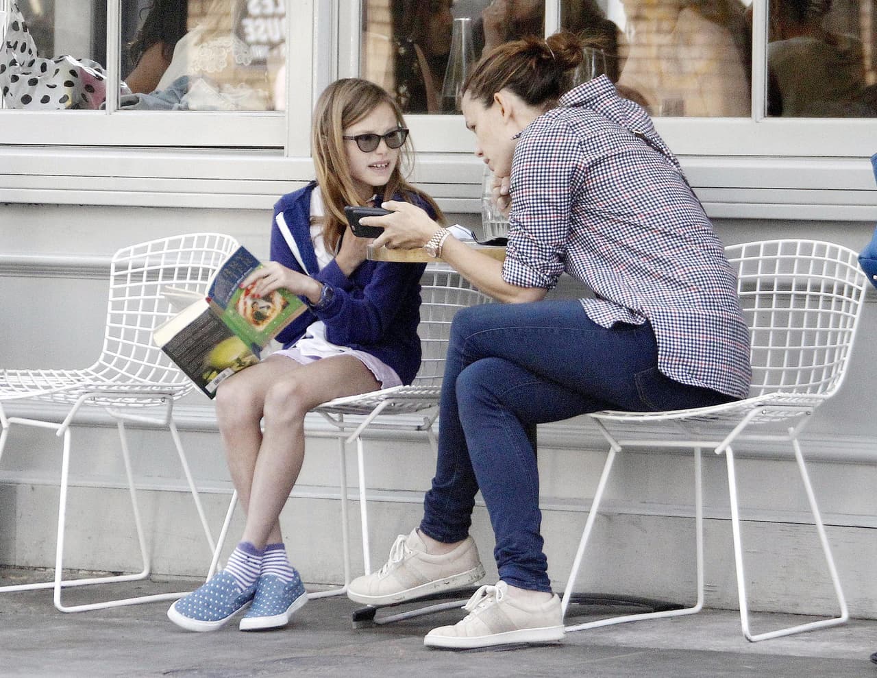 Jennifer se sentó a leer un momento.