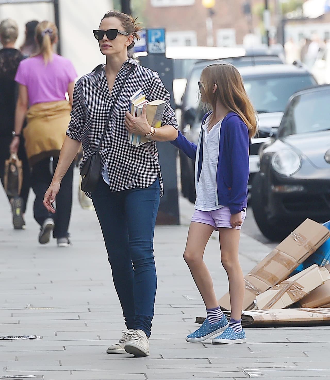 Jen cargaba unos cuantos libros.