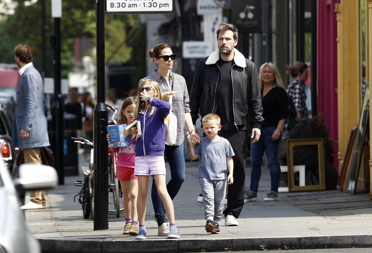 Ben muy informal con pants y todo de negro.