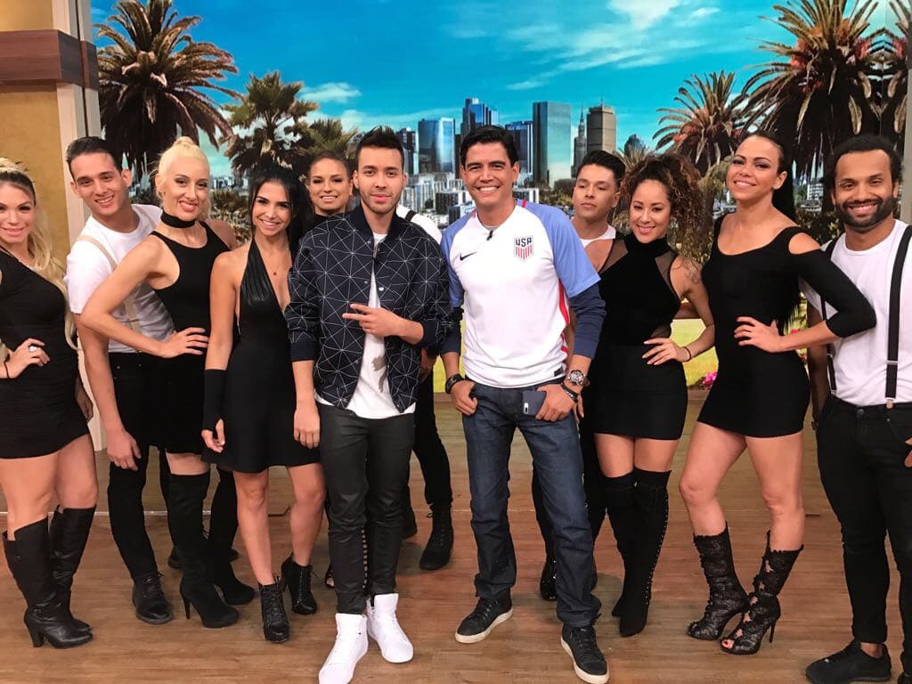 Prince Royce llegó acompañado de sus bellas bailarinas.