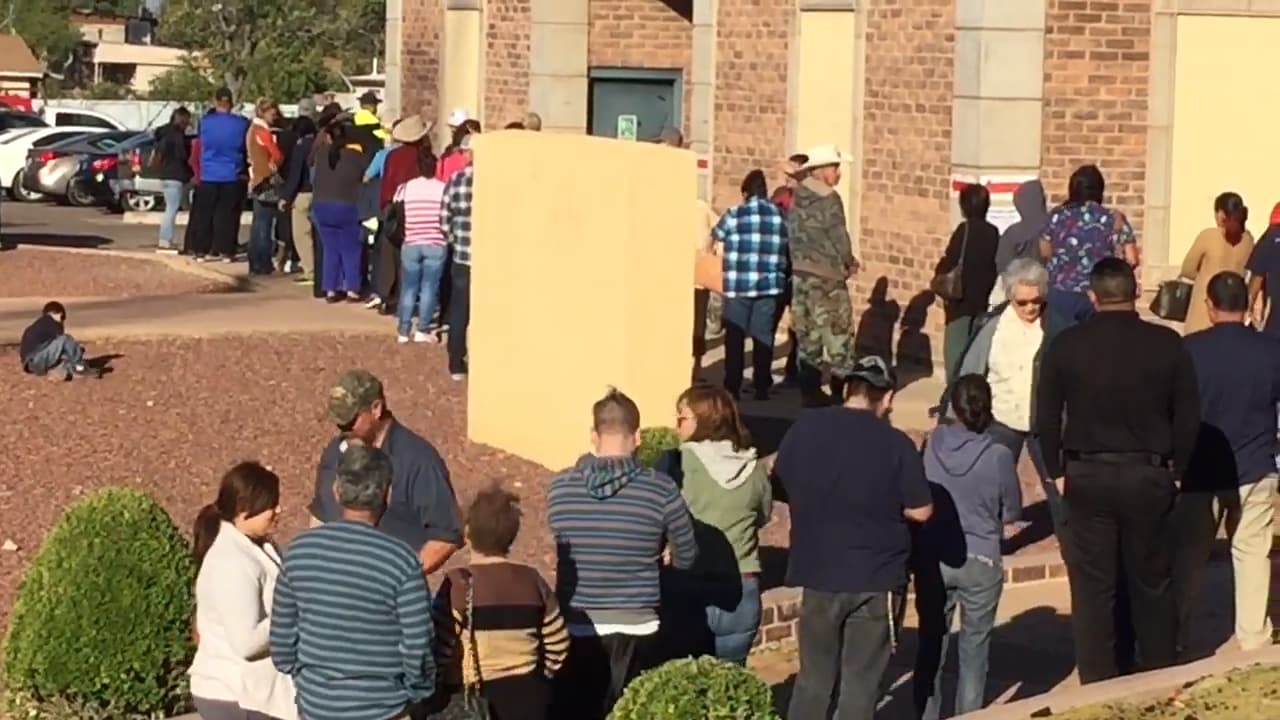 Largas filas desde temprano en Douglas, Arizona, a minutos de la frontera con México.