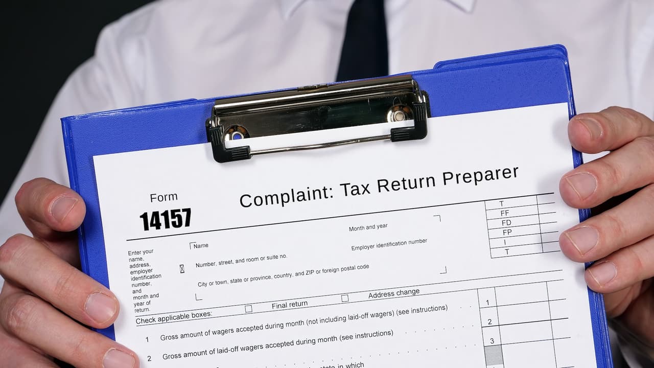 Para reportar a un preparador de impuestos ante la agencia tributaria deberás
<b> llenar un <a href="https://www.irs.gov/pub/irs-pdf/f14157sp.pdf" target="_blank">Formulario 14157</a></b> y enviarlo a Internal Revenue Service Lead Development Center, Stop MS5040, 24000 Avila Road Laguna Niguel, California 92677-3405. Fax: 877-477-9135.