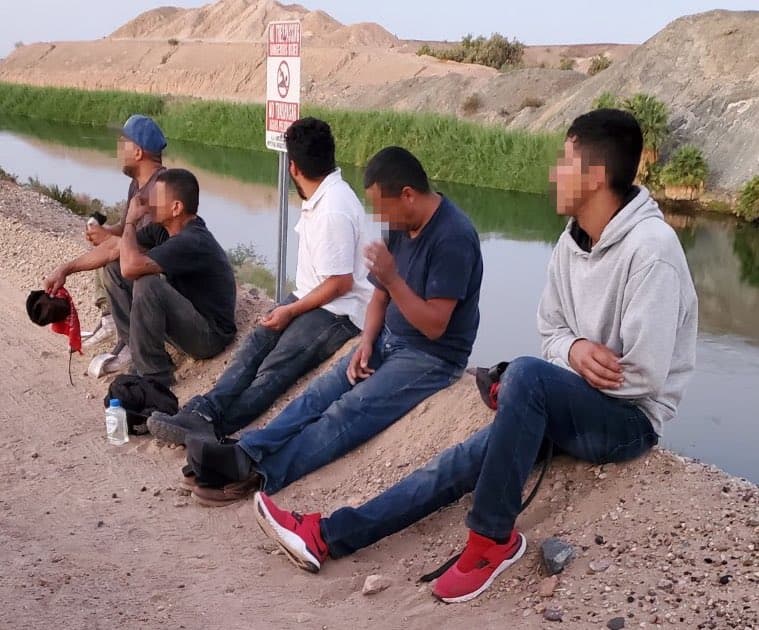 Durante el fin de semana fueron arrestaron más de 2,400 indocumentados cruzando la frontera por Yuma. En lo que va de este mes, los agentes se han encontrado con un promedio diario de más de 600 migrantes, un aumento de más del 2.000% respecto al mismo periodo del año anterior.