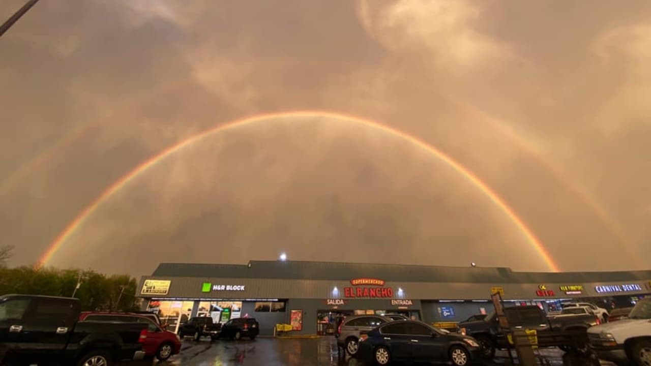 ¿Te imaginas salir del supermercado y ver este arcoíris? Es inevitable tomarle una fotografía, pues pocos días tenemos estos cielos.