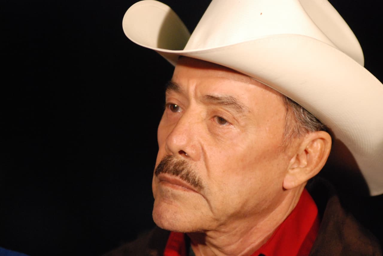 También fue actor en otras cintas como 'La jaula de oro', 'La puerta negra' y 'El corrido de los Pérez', al lado de Los Tigres del Norte. Desde hace varios años el padre de Jenni Rivera tiene su propio sello discográfico de nombre Cintas Acuario.