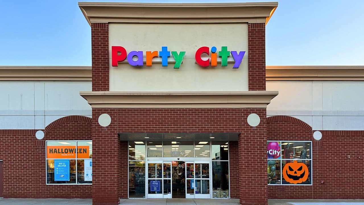 <h3 class="cms-H3-H3">Party City: Liquidación y banca rota </h3>
<br>
<b><a href="https://www.univision.com/noticias/estados-unidos/party-city-se-declara-en-quiebra-bancarrota-planea-cerrar-tiendas-en-todo-eeuu" target="_blank">Con casi 40 años en el mercado, la compañía planea cerrar tanto sus operaciones minoristas como mayoristas</a></b>. Sus más de 700 tiendas en todo Estados Unidos seguirán abiertas durante el proceso de liquidación, pero ya ha comenzado a ofrecer hasta un 50% de descuento en su sitio web, PartyCity.com. Sin embargo, no está claro si sus operaciones en línea también serán cerradas.