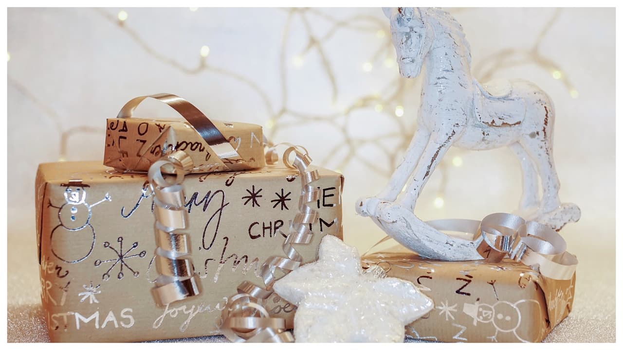 Al comprar luces navideñas, 
<b>cerciórate si son para interiores,</b> pues algunas luces son solo para uso exterior. También reemplaza cualquier cadena de luces con gastadas o cables rotos o conexiones de bombillas sueltas. Y no olvides leer las instrucciones del fabricante para el número de luces y hebras que vas a conectar.