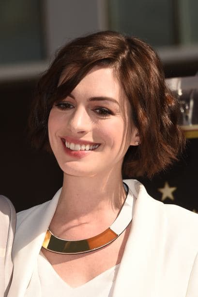 O un accesorio súper elaborado con la camisa abotonada o, por qué no, un maxicollar.