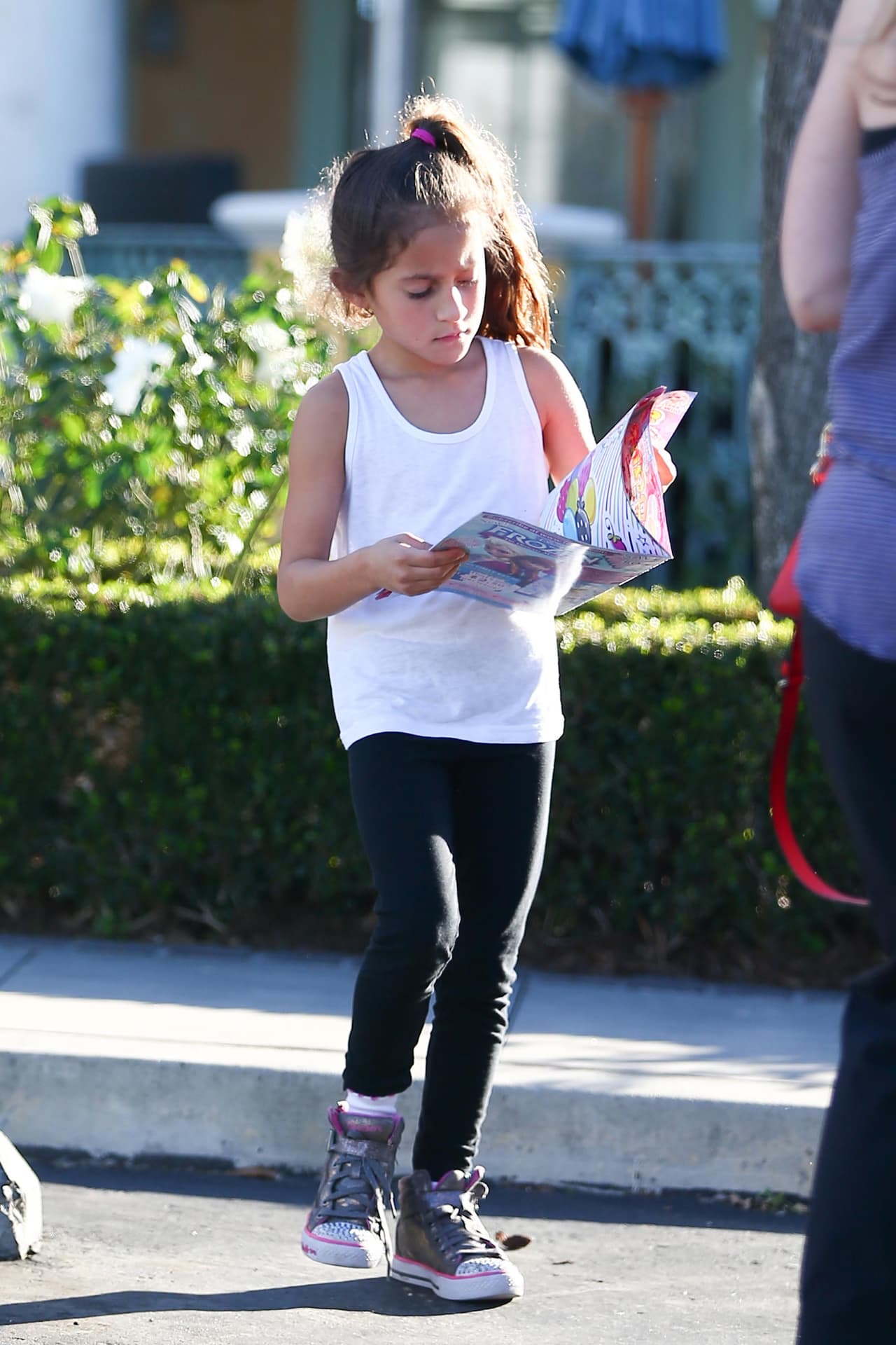 La pequeña Emme destaca en español y le encanta leer. Cuando sale con su mami regularmente siempre lleva un libro.