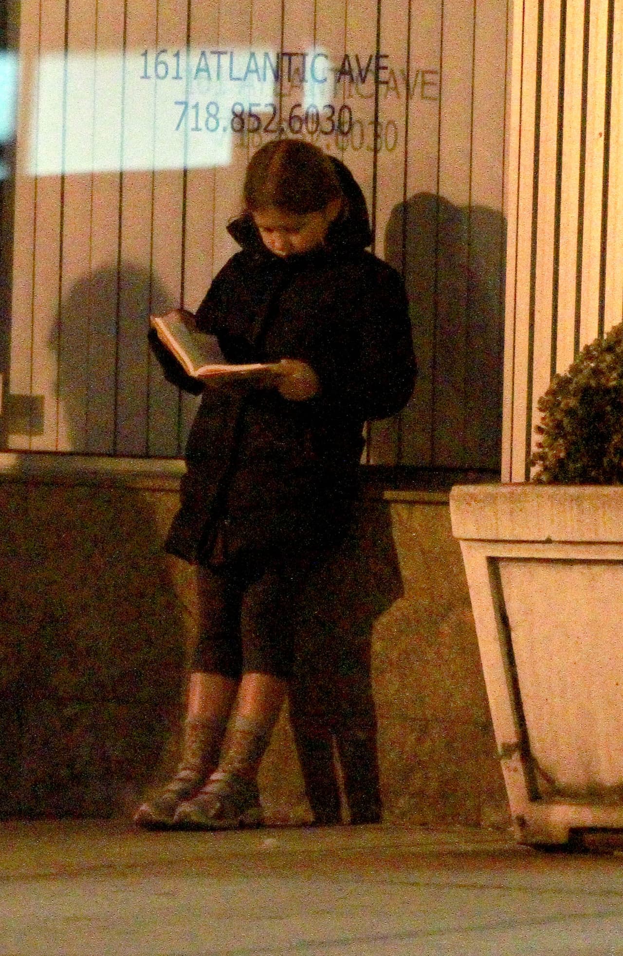 La pequeña adora leer y por eso es muy común que hasta en la calle la veamos paseando libro en mano. Además ella domina los looks bohemios.