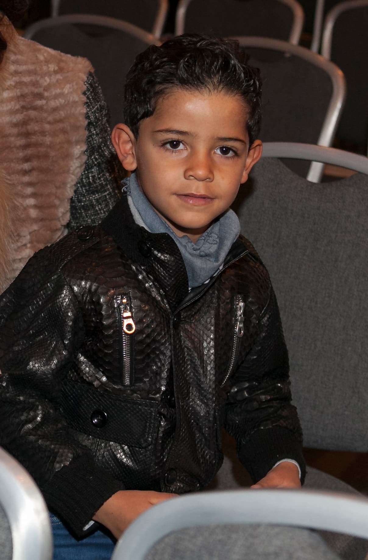 Cristiano Jr. llego a la vida del futbolista Cristiano Ronaldo para cambiarle su vida y lo tomo bastante bien. Incluso ha compartido momentos en Twitter donde le ayuda a realizar las tareas escolares.