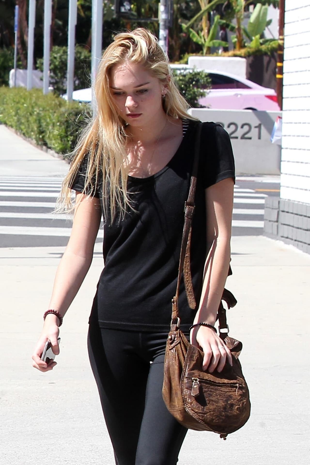 Stella del Carmen Banderas es la hija de Melanie Griffith y Antonio Banderas. Ella siempre se ha mantenido fuera de los ´flashes´ y hasta el momento no ha mostrado algún interés en formar parte del mundo del espectáculo.