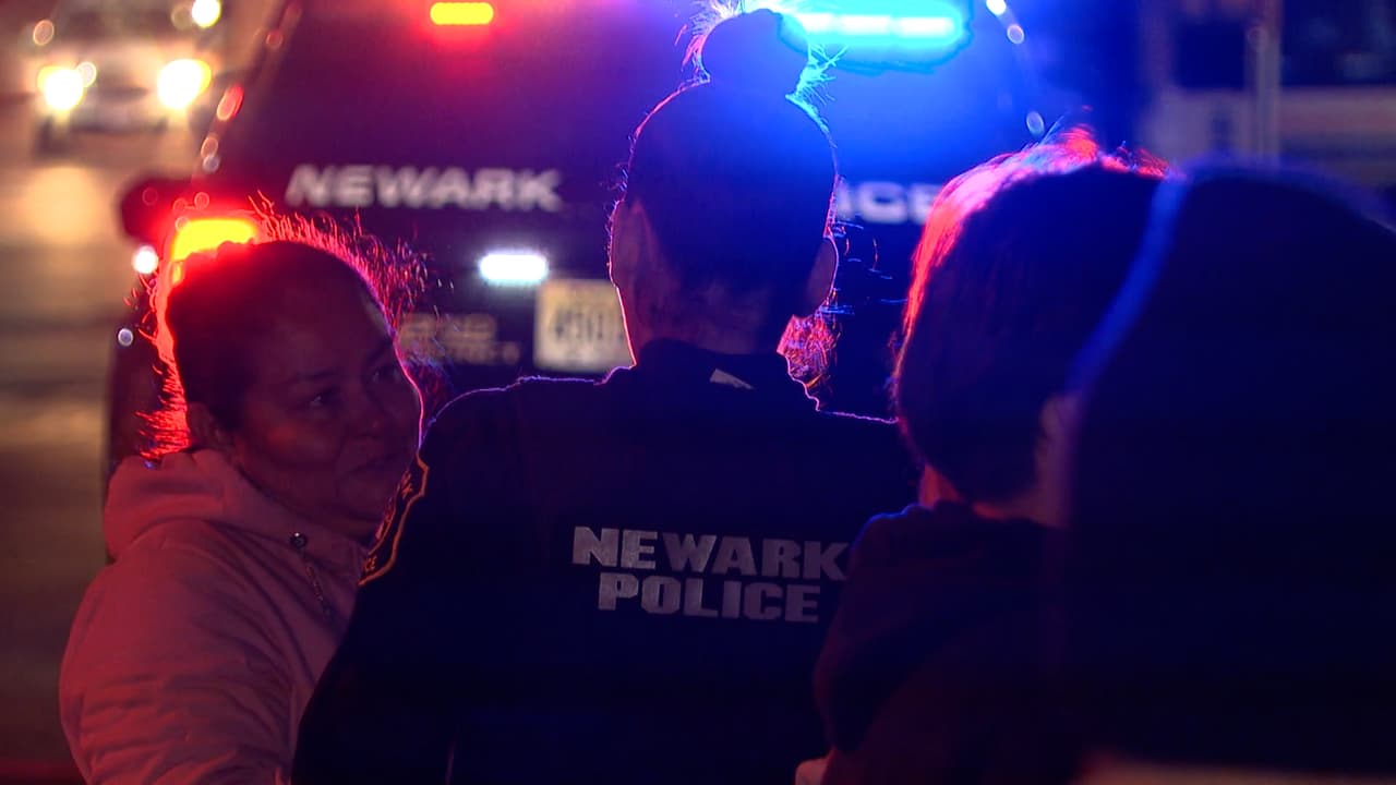 “Yo esperaba verlo con vida, pero como 
<b>mi niño venía de aquél lado, el carro lo mató de un solo (golpe).</b> No tengo hijo varón”, explicó entre sollozos su madre Xenia Martínez.
<br>