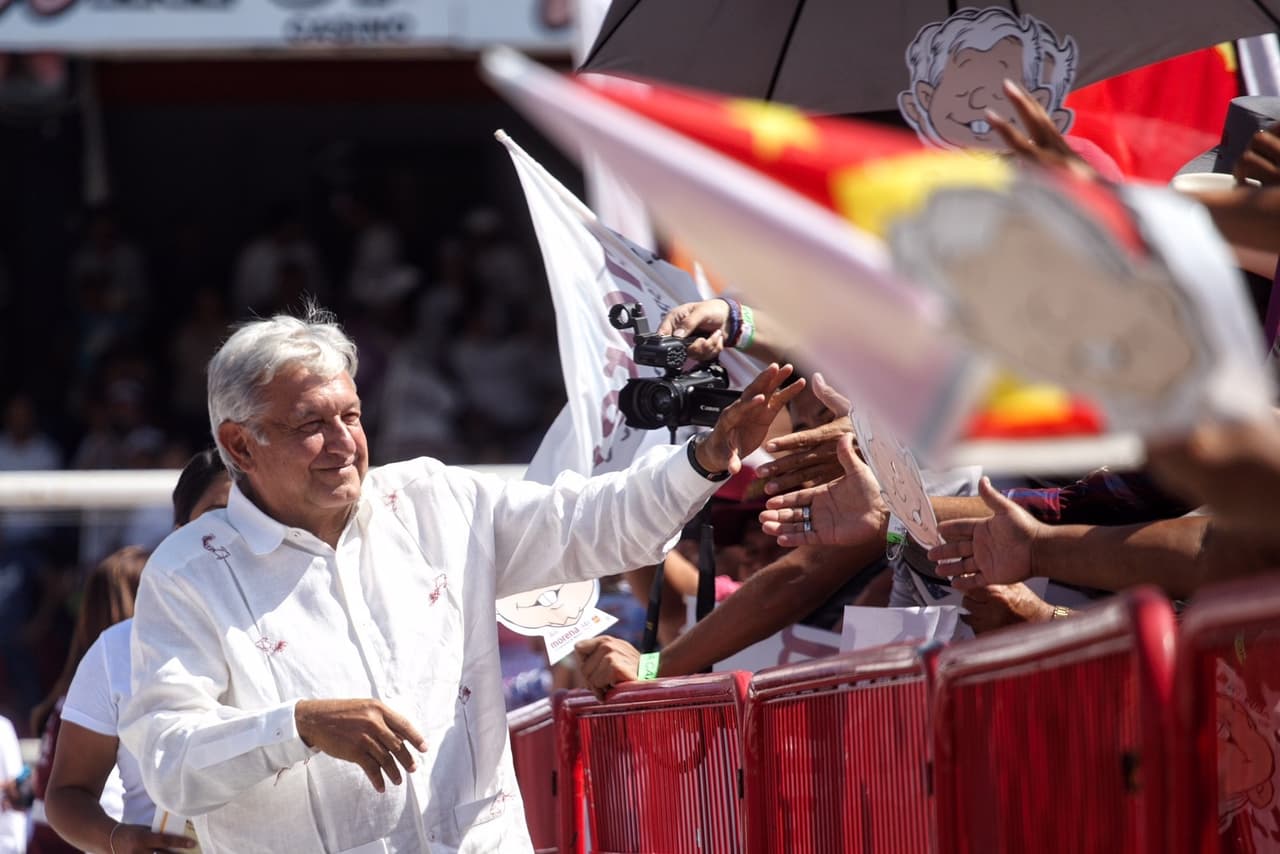 López Obrador, quien lidera las preferencias electorales en todas las encuestas que se han realizado, saluda a sus simpatizantes durante su cierre en el estado de Veracruz, el pasado sábado.