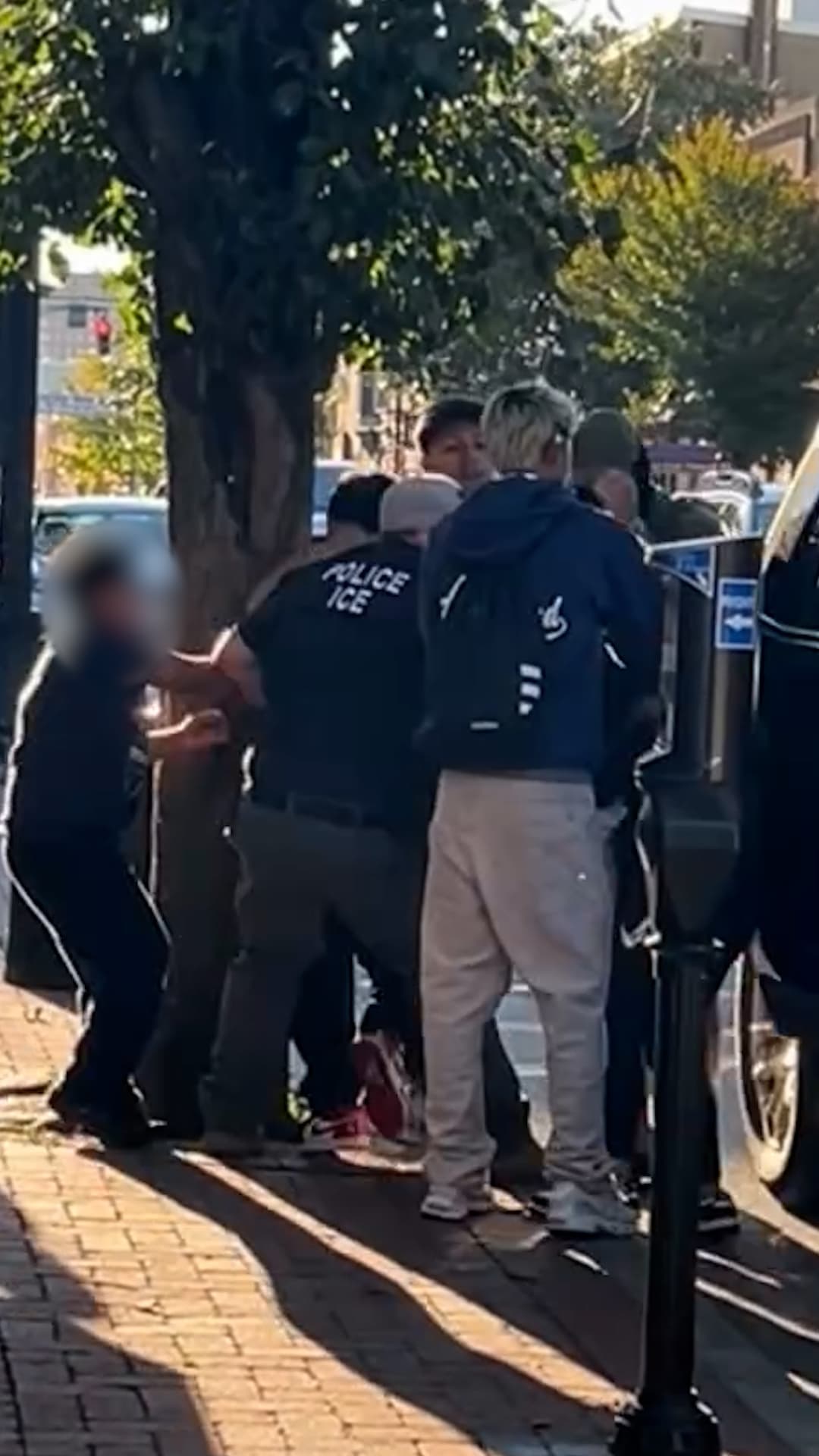 Niños lloran tras un operativo de ICE en Nueva Jersey