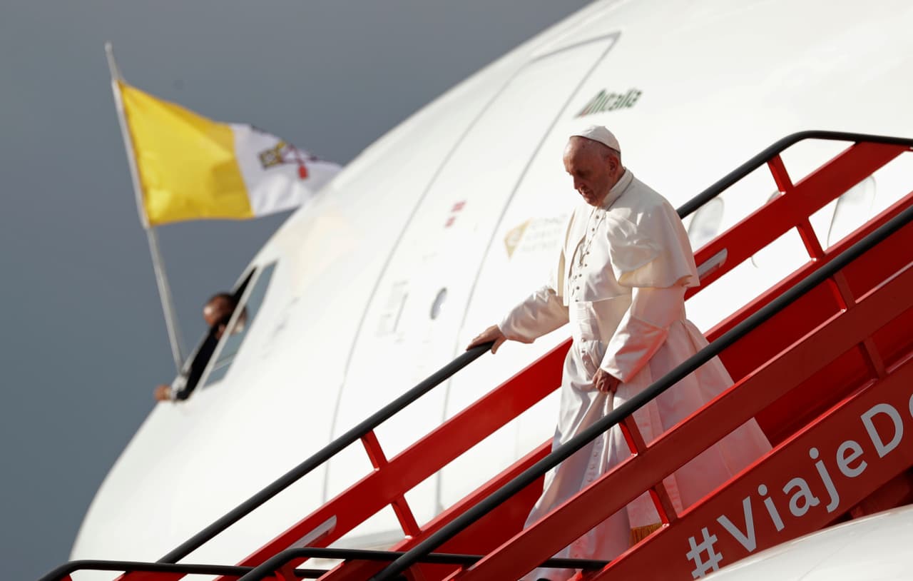 <h3 class="cms-H3-H3"><b>El Papa Francisco</b></h3>
<br>
<br>Debido a que la Santa Sede no posee una flota propia de aviones para los desplazamientos internacionales, el Vaticano opta por alquilar naves comerciales de Alitalia, entre los que se encuentra un Airbus 330-200, que de hecho utilizó para su gira por América. Su precio en el mercado asciende a los 115 millones de dólares.
<br>