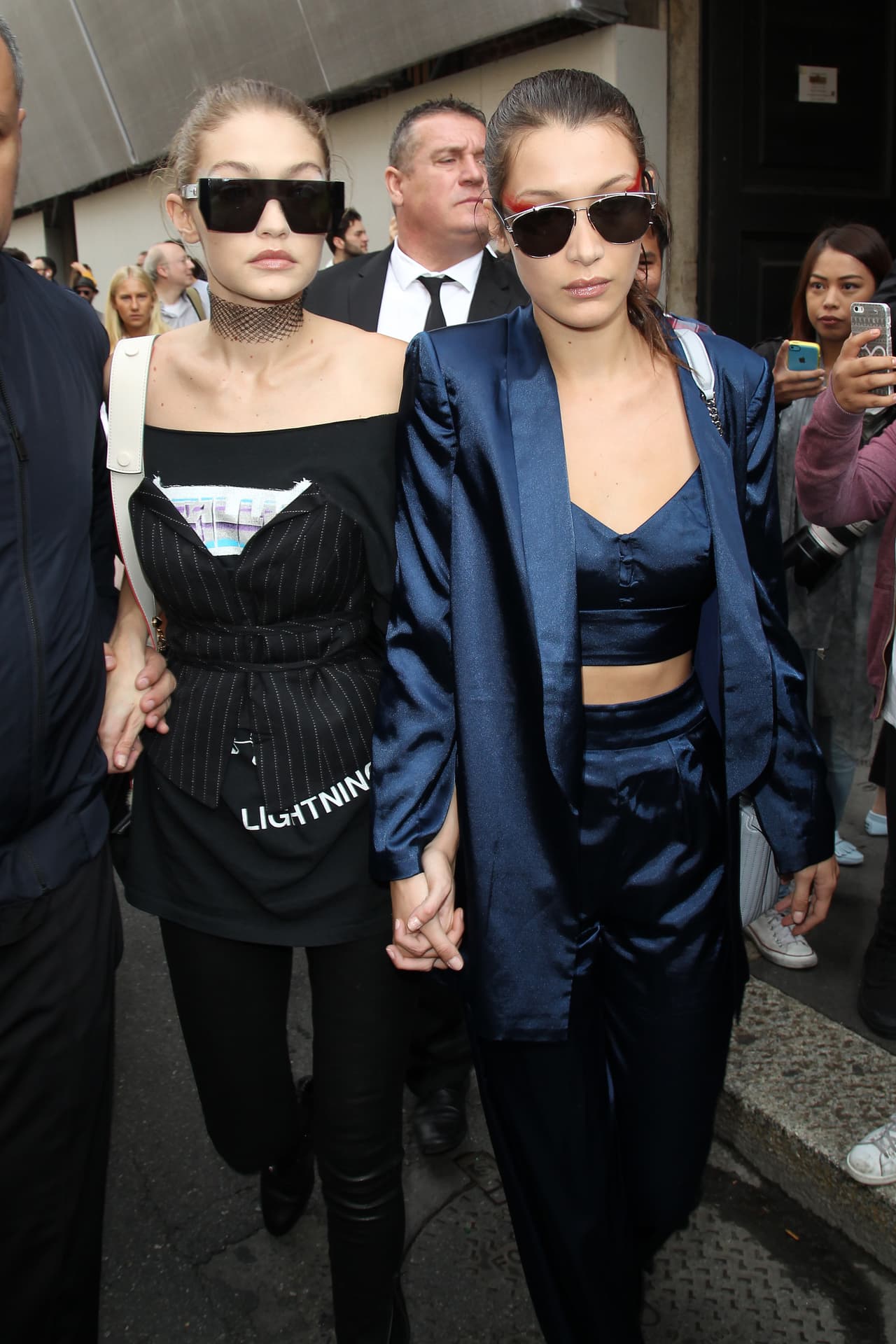 Estaba saliendo de un evento de moda en Milán junto a su hermana Bella.