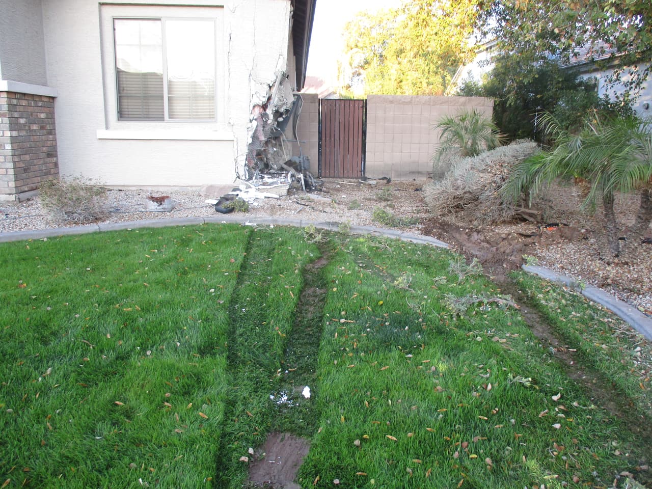 El menor tomó las llaves de la camioneta tipo pick-up de sus padres, se las ingenio para encenderla y la manejó, pero no llegó tan lejos. El niño avanzó apenas tres casas y chocó contra la siguiente vivienda. 
<br>