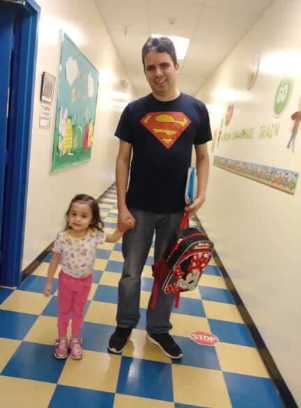 Es su primer día de clases, pero esta niña va tan sonriente como su padre.