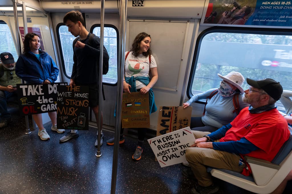 <b>Amplia coalición organizadora</b>: Las movilizaciones fueron convocadas por más de 150 organizaciones, incluyendo sindicatos, grupos de derechos civiles, activistas LGBTQ+, veteranos y defensores del sistema electoral. (Washington DC)