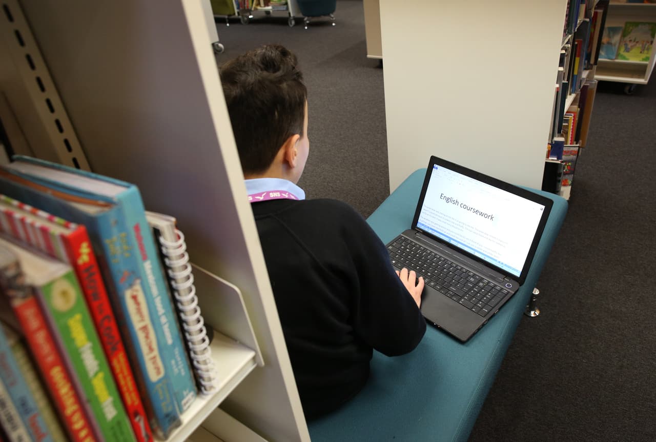 <u><a href="http://www.capitol.state.tx.us/tlodocs/85R/billtext/pdf/HB00674F.pdf#navpanes=0%20"><b><h3 class="cms-h3-H3">Limitan las suspensiones para los más chicos</h3></b></a></u>
<br>Una nueva medida prohíbe que las escuelas suspendan a los alumnos de tercer grado para abajo. Las escuelas deberán encontrar medidas disciplinarias alternativas. La medida, que ya entró en efecto, establece excepciones cuando se trate de alumnos que llevan un arma, drogas o alcohol al plantel.