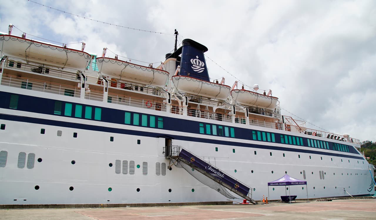 El barco partió de Santa Lucía a última hora del jueves después de pasar dos días en cuarentena. Las autoridades dijeron que el médico del buque solicitó 100 vacunas después de que se le diagnosticó sarampión a una mujer de la tripulación.