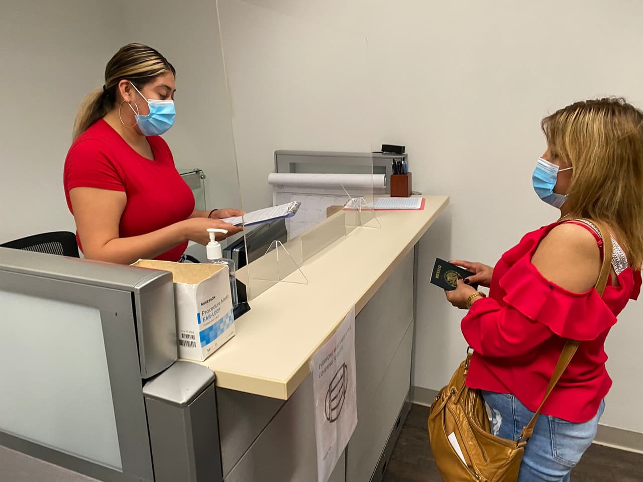 Para recibir la vacuna contra el covid-19 debe enviar un mensaje de texto con su nombre al 972- 215-9996 o enviar un correo electrónico a salud@vdsdallas.org.